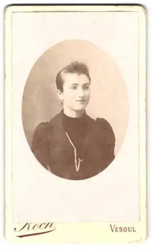 Fotografie Koch, Vesoul, Junge Dame mit zurückgebundenem Haar