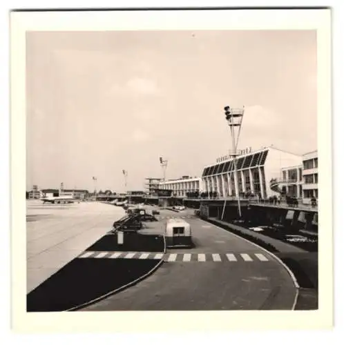 5 Fotografien Flughafen Wien, Flughafen-Gebäude und Flugzeug Caravelle der Air France auf dem Rollfeld