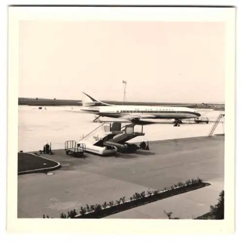 5 Fotografien Flughafen Wien, Flughafen-Gebäude und Flugzeug Caravelle der Air France auf dem Rollfeld