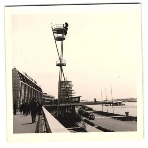 5 Fotografien Flughafen Wien, Flughafen-Gebäude und Flugzeug Caravelle der Air France auf dem Rollfeld