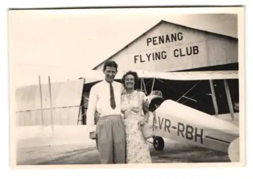 2 Fotografien Flughafen Penang / Malaysia, Flugzeug Doppeldecker Kennung VR-RBH, Hangar Penang Flying Club