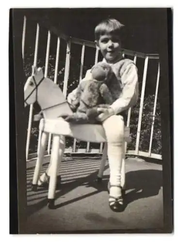 2 Fotografien Knabe mit Spielzeug-Pferd und Teddybär, Teddybear, Teddy