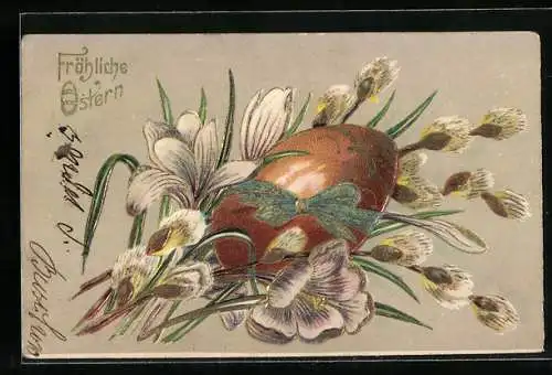 Präge-AK Fröhliche Ostern, buntes Ei gebettet in Blumen