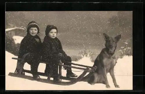 AK Zwei Kinder mit Schäferhund auf einem Schlitten im Schnee