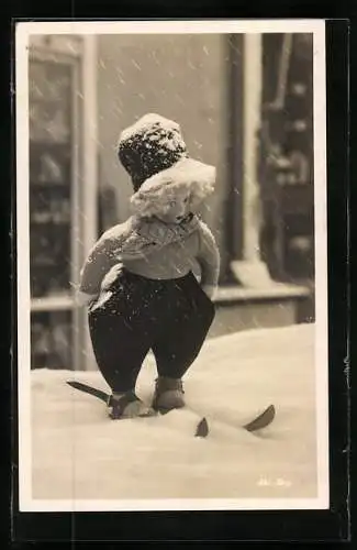 AK Puppe auf Skiern im Schnee