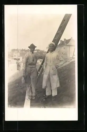 AK Zwei Handwerker mit einer Leiter im Freien