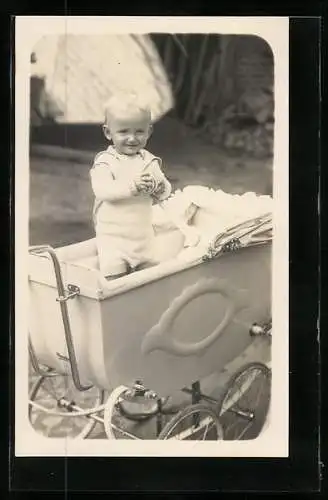 Foto-AK Kleinkind im Kinderwagen im Freien