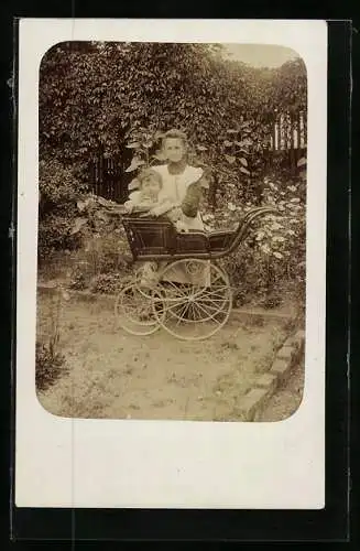 AK Junge Frau mit Kind im Kinderwagen
