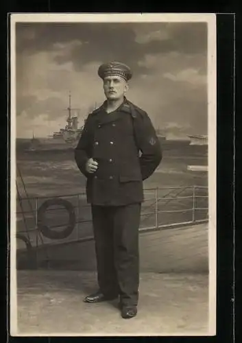 Foto-AK Junger Matrose in Uniform, Mützenband mit Matrosen-Division I