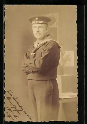 Foto-AK Junger Matrose in Uniform, Mützenband mit Matrosen-Division Ia