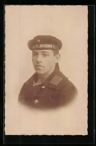 Foto-AK Junger Matrose in Uniform, Mützenband mit Werft-Division I