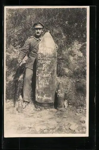 AK Soldat in Uniform mit 38 cm-Munition