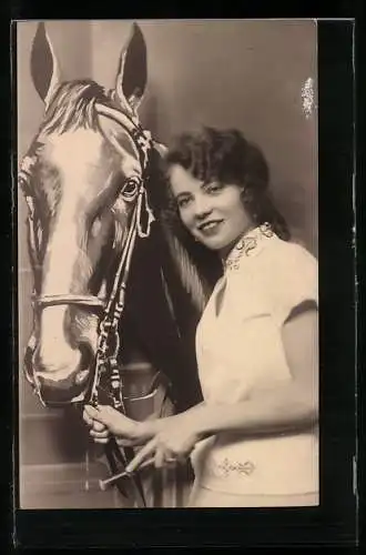 Foto-AK Junge Frau hält Pferd am Zügel
