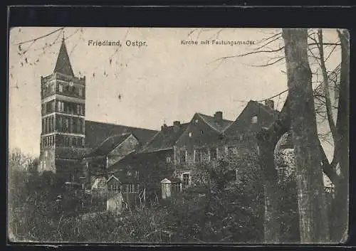 AK Friedland /Ostpr., Kirche mit Festungsmauer