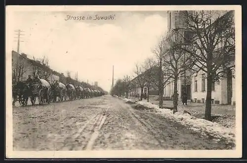 AK Suwalki, Strassenpartie mit Gebäudeansicht und Pferdewagen