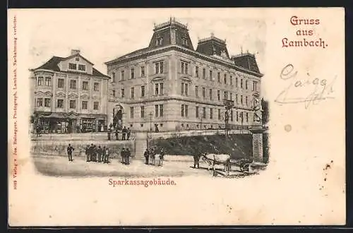 AK Lambach /Ob.-Oest., Sparkassagebäude mit Strasse und Denkmal, Ortspartie