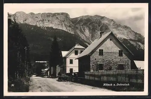 AK Nötsch a. Dobratsch, Strassenpartie mit Bergpanorama