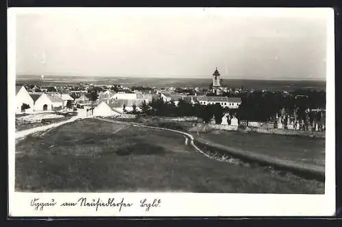 AK Oggau am Neusiedlersee, Ortspanorama mit Fernblick, vom Ortsrand gesehen