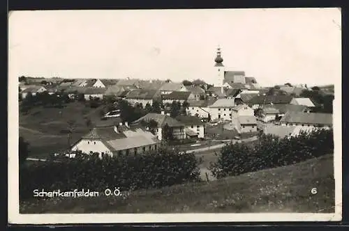 AK Schenkenfelden /O.-Ö., Ortsansicht mit Strasse von einer Anhöhe aus