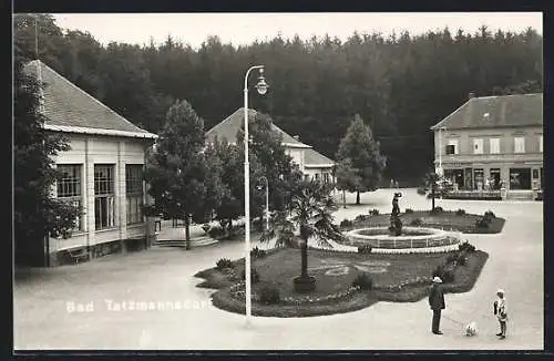 AK Bad Tatzmannsdorf, Strassenpartie mit Geschäft und Brunnen