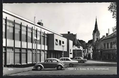 AK Ybbs a. d. Donau, Strassenpartie mit Stadthalle und Kirche