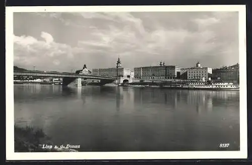 AK Linz a. d. Donau, Uferpartie mit Brücke