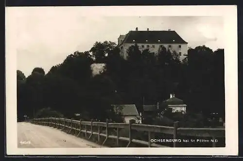 AK Ochsenburg bei St. Pölten, Strassenpartie mit Blick auf Anwesen