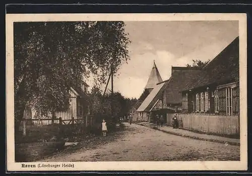 AK Raven /Lüneburger Heide, Blick die Strasse hinab