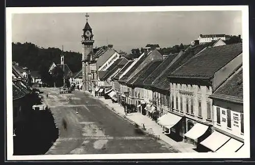 AK Leibnitz /Steiermark, Strassenpartie mit Blick zum Rathaus