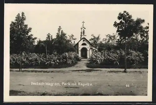 AK Deutsch-Wagram, Park mit Kapelle