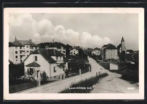 AK Laakirchen /O. D., Strassenpartie mit Wohnhäusern