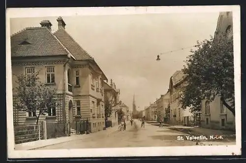 AK St. Valentin /N.-Oe., Strassenpartie mit Blick auf die Kirche