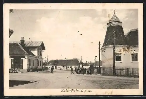 AK Nieder-Fladnitz, /N.-Oe., Strassenpartie mit Anwohnern