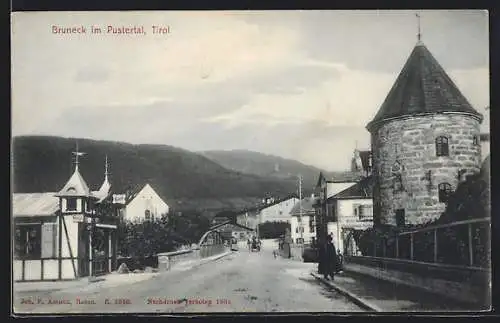 AK Bruneck im Pustertal, Strassenpartie mit Passanten