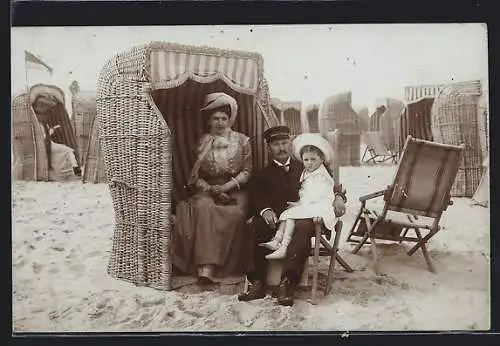 Foto-AK Westerland, Ehepaar mit Kind am Strandkorb 1909