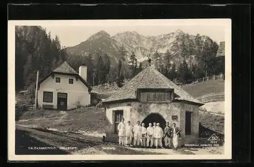 AK Hallstatt, Leute in weissen Kleidern vor einem Gebäude