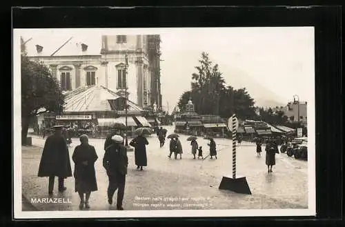 AK Mariazell, Platzpartie mit Leuten im Regen