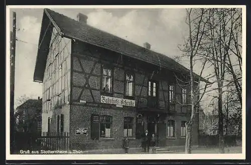 AK Stotternheim /Th., Gasthof Bahnhofs-Schenke mit Wirtsfamilie