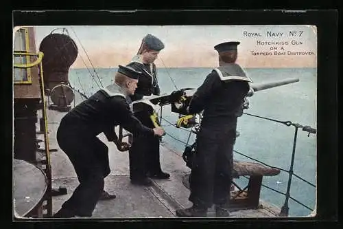 AK Royal Navy, Hotchkiss Gun on a Torpedo Boat Destroyer, Matrosen in Uniform mit Geschütz, Kriegsschiff