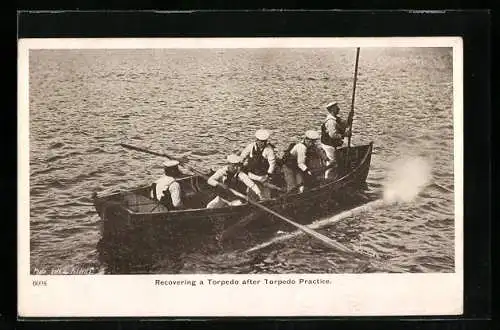 AK Recovering a Torpedo after Torpedo Practice, Matrosen auf einem Boot mit Torpedo