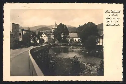 AK Bad Landeck i. Schles., Partie an der Biele mit Salvatorkirche