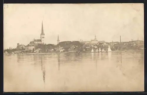 AK Tallin, Blick über das Wasser auf den Ort