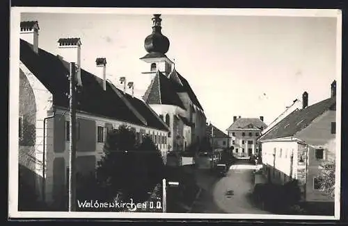 AK Waldneukirchen /O.-Ö., Strassenpartie mit Kirche