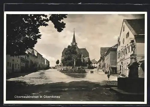 AK Oberneukirchen in Oberdonau, Strassenpartie mit Kirche