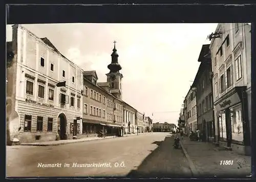 AK Neumarkt im Hausruckkreis, Strassenpartie mit Gasthaus zum schwarzen Adler u. der Kirche