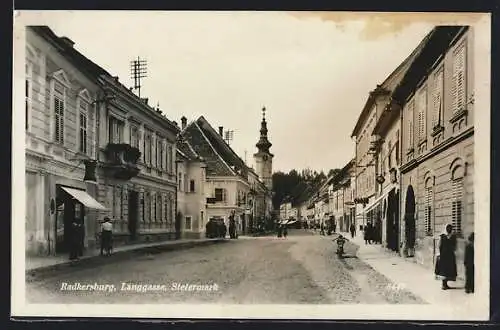 AK Radkersburg /Steiermark, Strasse Langgasse mit Passanten