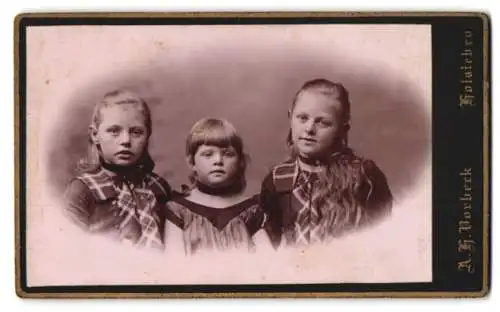 Fotografie A. H. Vorbeck, Holstebro, Drei Mädchen in modischer Kleidung
