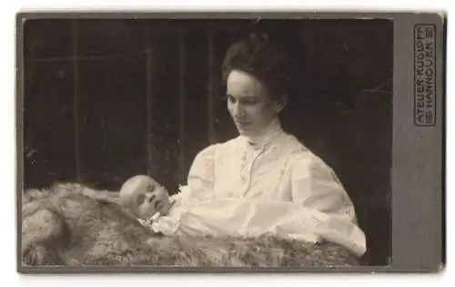 Fotografie M. Coorssen, Hannover, Mehlstr. 6 II, Bürgerliche Dame mit einem Baby