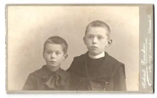 Fotografie Richard Dencker, Hamburg, Eimsbütteler Chaussée 15, Zwei Jungen in Matrosenhemden