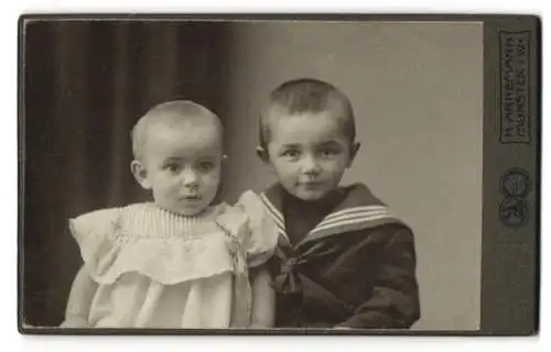 Fotografie H. Arnemann, Münster i. W., Frauenstr. 1, Zwei Kinder in zeitgenössischer Kleidung